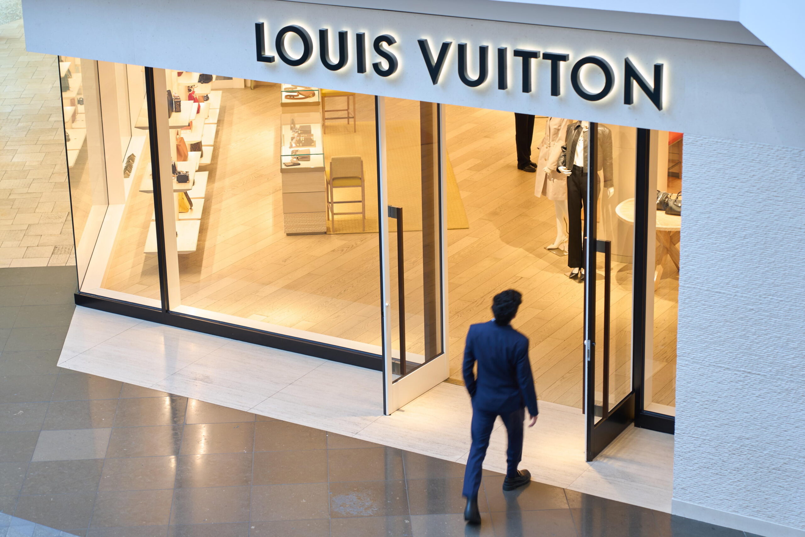 A pochi giorni dall'accordo Prada-Versace, LVMH chiude il trimestre in ...