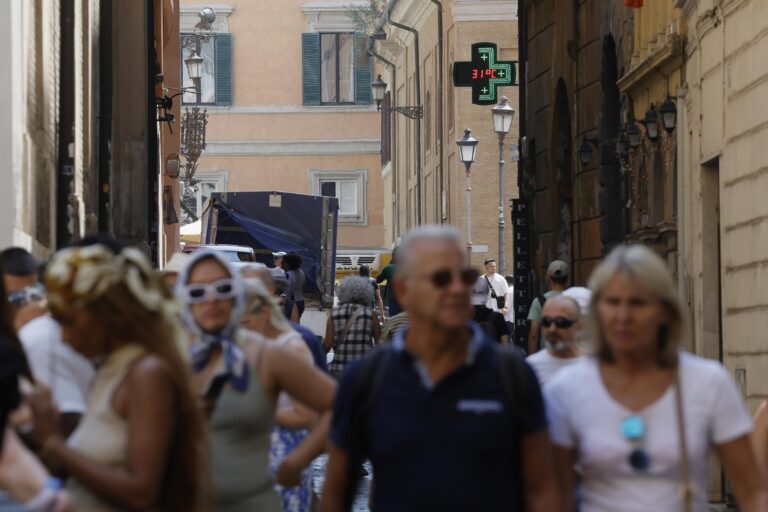 Vacanze 2025, i dati di Federalberghi