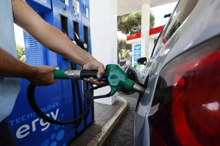 benzina e gasolio, prezzi in calo estate 2025