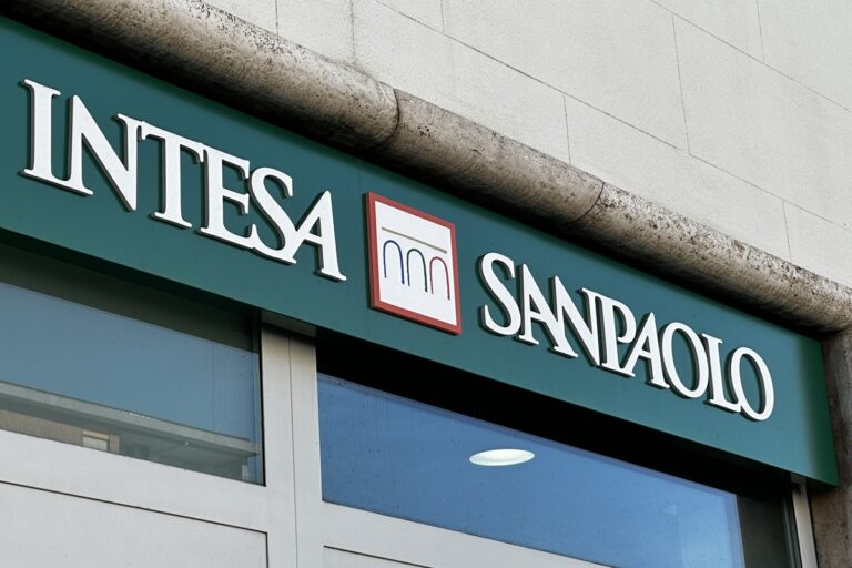 Intesa Sanpaolo, fondo beneficienza per il terzo settore