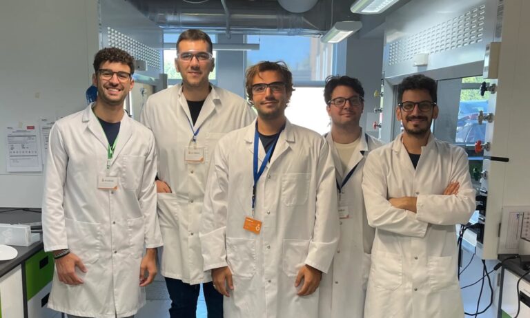 Raffaele Nacchiero (al centro), ceo di AraBat, con il team di cofondatori della start up