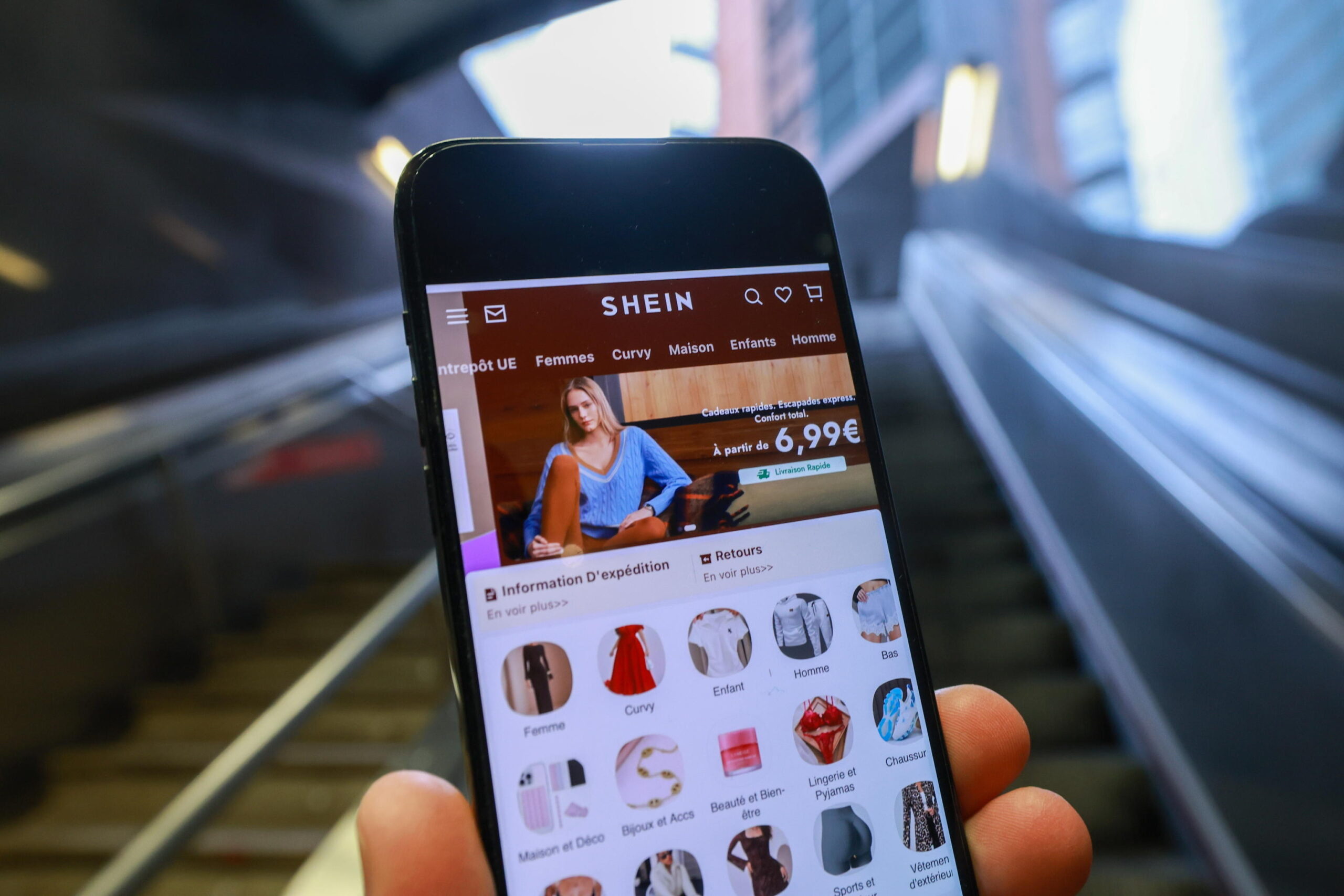 Shopping-mania: Shein accusata di creare dipendenza nei consumatori ...