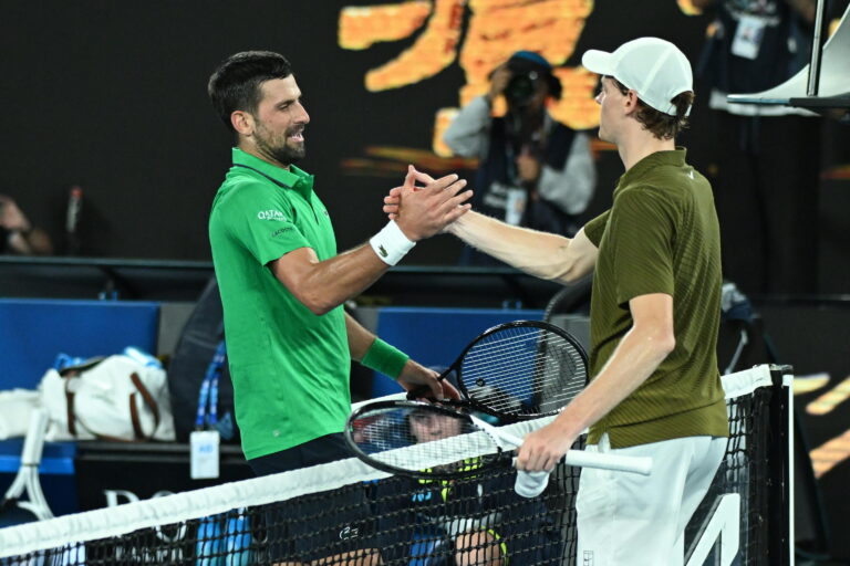 Novak Djokovic con Jannik Sinner